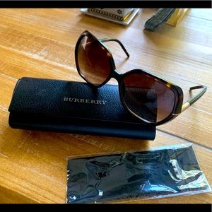 NWOT Burberry Sunglasses with Cleaning Cloth and Case